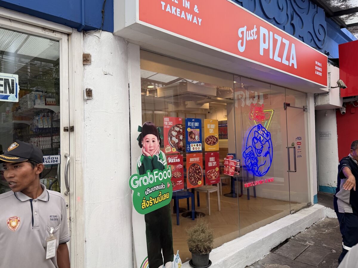 Pizza Takeaway on Sukhumvit Soi 49, Bangkok - photo 1